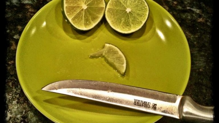 3. Лайм и сироп за кашлица
 Защо? Според Men’s Health лаймът може да блокира ензими, които разлагат понижаващите холестерола статини. Популярно лекарство срещу кашлица е декстрометорфанът, който се натрупва в кръвоносната система, ако статините не се разлагат - и това увеличава нежеланите странични ефекти от лекарството. 
 Лекарят Мери Елън Гъликсън коментира, че тези странични ефекти причиняват халюцинации и безсъние, така че ви препоръчваме да избягвате сок от лайм следващия път, когато имате парене в гърлото - и винаги да се допитвате до лекар или аптекар по подобни въпроси.