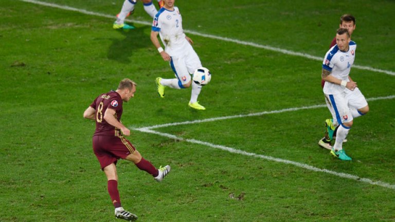 Денис Глушаков намали в 80-ата минута, но руснаците нямаха късмет в края, както срещу Англия, и този път претърпяха поражение