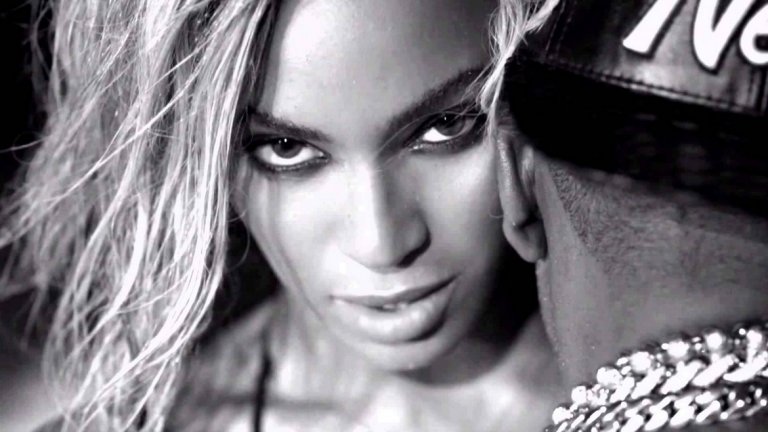  Beyonce - Drunk in Love 

Връзката и бракът между Джей Зи и Бионсе е доста противоречива и това често си личи в песните на певицата. "Drunk in Love" обаче явно цели да представи най-горещата част от отношенията й с рапъра. 

В клипа тя бяга от обичайната хореография във видеата й, която е отрепетирана до най-малкото кимване, и залага на импровизация. Клипът е черно-бял и леко мрачен, което обаче го прави още по-секси. Каквото и да говорим, Бионсе си е Бионсе.