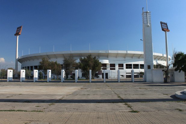 А централното място на турнира е националният стадион в Сантяго. Светът го знае от събитията през 1973 г., когато Аугусто Пиночет го използва за временен затвор и място за екзекуции за близо 40 000 свои противници.