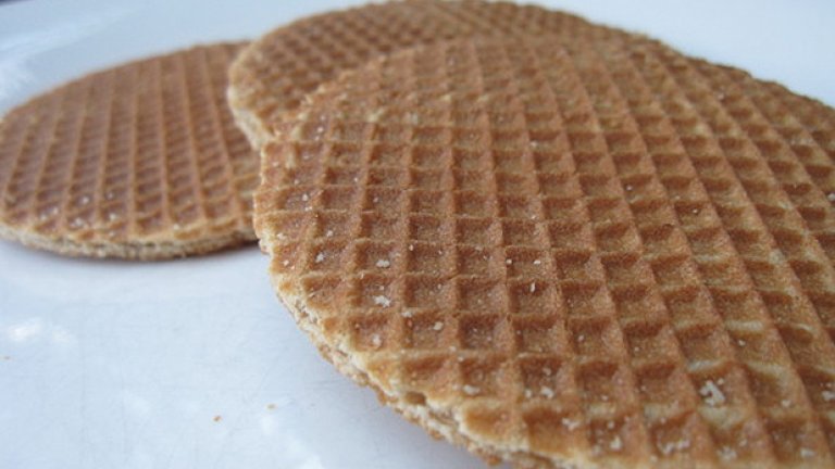 В Холандия тези сиропирани вафлени кори са известни като Stroopwafels