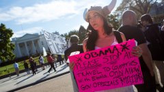 Жена приканва Обама да спре всички граждански полети към страни, инфектирани с ебола, уточнявайки, че до там трябва да пътуват само представители на правителството и на армията