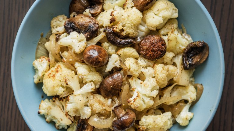 Карфиол с гъбиГъбите и карфиолът са неочаквано добра комбинация с умами вкус. В дълбок тиган в щедра лъжица масло запържваме една глава лук и малко чесън на ситно. Добавяме една глава карфиол на розички и около 200-300 грама гъби на не много ситно, заливаме с чаша вода или бульон и готвим до омекване на зеленчуците. Подправяме със сол, черен пипер, още малко масло и магданоз на ситно и поднасяме гарнитурата топла.