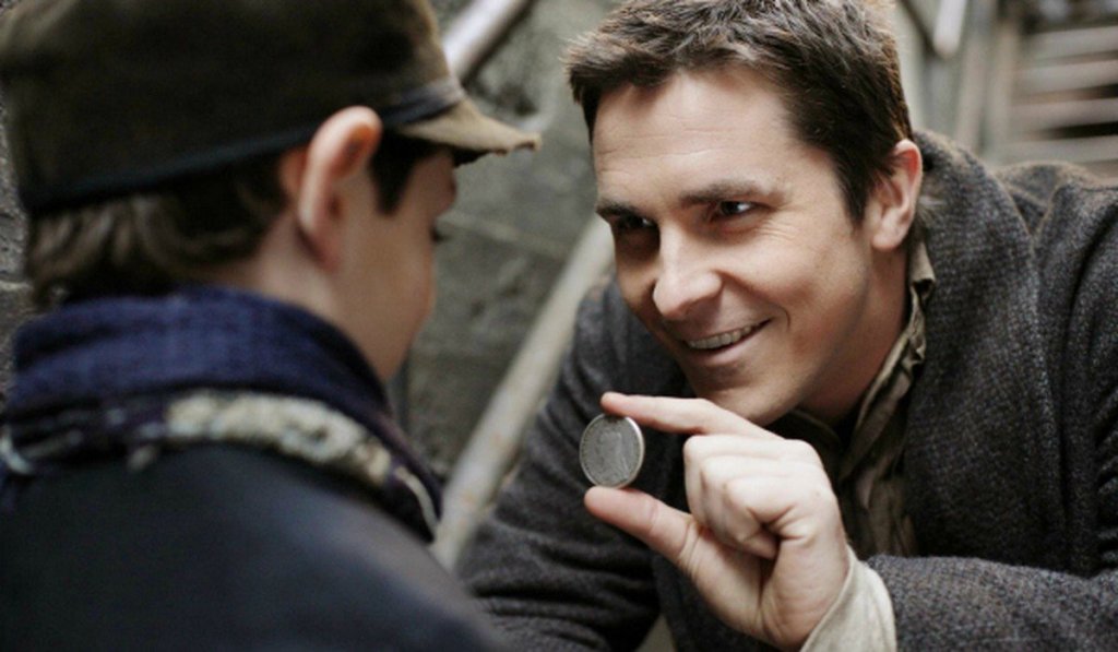 The Prestige / "Престиж" - "Гледате ли внимателно?"
За филм посветен на илюзионисти и фокуси, "Престиж" определено успява по точния начин да се заиграе с вниманието на зрителя, отвеждайки го в желаната посока, само за да поднесе грандиозен, изненадващ финал. Затова и първата реплика, прошепната от героя на Крисчън Бейл, се вписва така добре - нищо не е такова, каквото изглежда, само трябва да гледаш наистина внимателно.