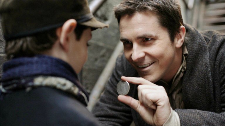 The Prestige / "Престиж" - "Гледате ли внимателно?"
За филм посветен на илюзионисти и фокуси, "Престиж" определено успява по точния начин да се заиграе с вниманието на зрителя, отвеждайки го в желаната посока, само за да поднесе грандиозен, изненадващ финал. Затова и първата реплика, прошепната от героя на Крисчън Бейл, се вписва така добре - нищо не е такова, каквото изглежда, само трябва да гледаш наистина внимателно.