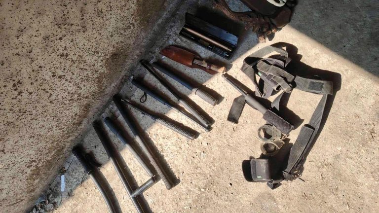 Мащабна акция на ГДБОП: 13 задържани за рекет и насилие, иззети са оръжие и бухалки