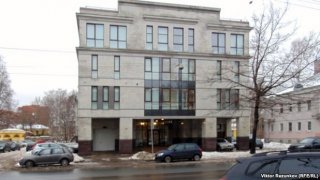 Това е сградата на фирмата "Интернет изследвания" в Санкт Петербург, която, според "Радио Свобода", работи като фабрика за тролове. Тя се намира на улица Савушкина 55