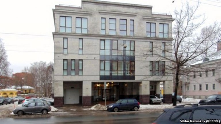 Това е сградата на фирмата "Интернет изследвания" в Санкт Петербург, която, според "Радио Свобода", работи като фабрика за тролове. Тя се намира на улица Савушкина 55