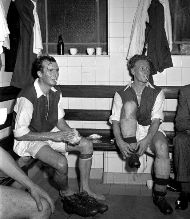 Съблекалнята на Арсенал през 1949-а. Джак Уилшър би се чувствал добре в нея. Пушенето позволено!