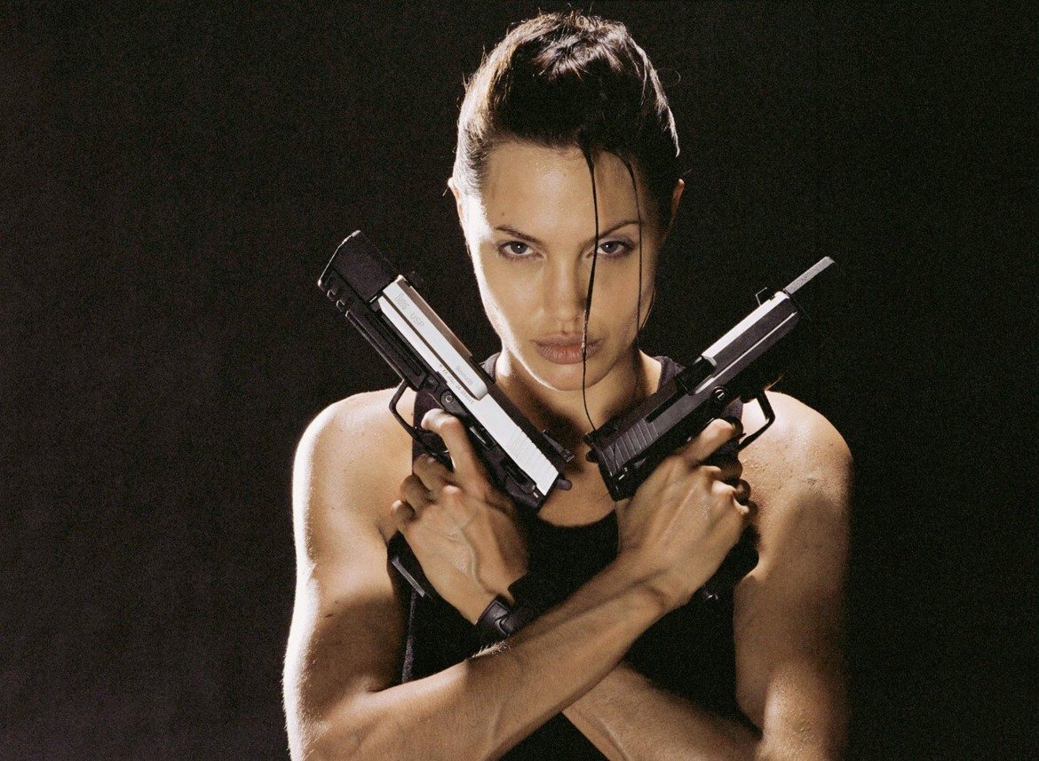  "Tomb Raider" 

За много голяма част от публиката Анджелина Джоли си остава единствената и неповторима Лара Крофт. Преди нея на прослушване за ролята се явяват Катрин Зита Джоунс, Деми Мур и Ума Търман, но Джоли успява да ги измести. Следват шест месеца тренировки, включително и такива по стрелба с британските специални части SAS. Освен това й се налага да се примири с емблематичните за героинята къси панталонки, които първоначално отказва да носи. Нещо повече, на Джоли й се налага да носи подплънки, за да изглежда бюстът й още по-голям, но накрая приликата с Крофт от компютърната игра е наистина огромна.