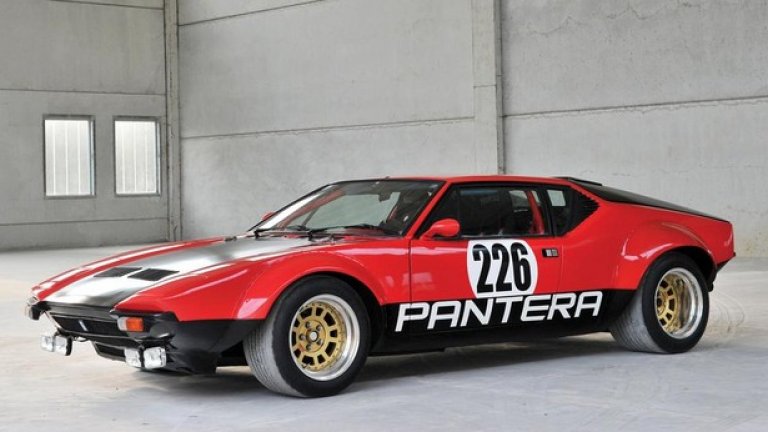De Tomaso Pantera
1971-1991
Този автомобил изглежда като Lamborghini Countach и звучи като Shelby Mustang. Създаден е от легендарния дизайнер и конструктор Алехандро Де Томасо, който е правил и болиди за Формула 1, но тук говорим за италиански стил, съчетан с американски V8 мотор. 
Pantera е типичният за 70-те години супер автомобил, но заради двигателят, зает от Ford Cleveland собствениците му са спокойни, че могат да го закарат за ремонт в близкия сервиз на Ford. Мощността му е 340 конски сили, което за времето си е отлично постижение.
Елвис Пресли е имал Pantera, но историята ще запомни автомобила основно с капризите, които е създавал на шофьорите. Специално жълтият Pantera на Пресли става още по-известен, след като Краля на рока изпразва в него револвера си, ядосан от това, че не успява да запали мотора, след като е изкарал бурен скандал с гаджето си и иска да се махне колкото се може по-бързо от нея.