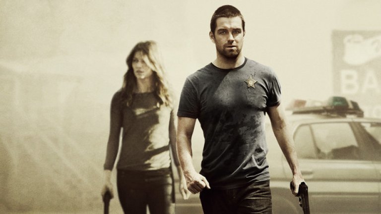 8. Banshee („Банши, Пенсилвания”) 
Притежаваният от HBO канал Cinemax произведе един от най-суровите екшън трилъри на малкия екран напоследък, който се отличава с дълги и безпощадни екшън сцени и достатъчно сюжетна драма, която да ги подплати.   
Разположен в малко американско градче, сериалът предлага предостатъчно и откъм атмосфера, а третият му сезон вече се задава на хоризонта.
Историята започва, когато освободеният под гаранция ловък крадец Лукас открадва самоличността на шерифа на Банши – градчето, в което някогашната му партньорка в измамите и любовница Кери се опитва да започне нов живот. Скоро Лукас привлича вниманието на оплелия градчето в корупционните си схеми гангстер Кай Проктър, а това естествено не предвещава нищо добро...