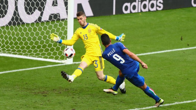 Испания – Италия, 2 септември 21:45 часа
Европейското дерби в тази серия от квалификации е традиционно – Испания срещу Италия. „Ла фурия“ няма загуба на своя територия в официален мач от едно 0:1 от Гърция в квалификациите за Евро 2004 през юни 2003 г. „Адзурите“ обаче имат доста стабилен състав в момента, докато испанците минаха през смяна на поколенията. Двата тима са с по пет победи и едно равенство – 1:1 помежду им в Италия от предишния им мач в групата. Шоуто е гарантирано, още повече че на карта е заложено първото място и директното класиране на мондиала.