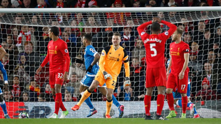 4. Грешката на Клоп в защита
Само дни след като победи Евертън и изглеждаше, че Ливърпул най-накрая намери титулярната си централна двойка бранители Ловрен-Матип, Юрген Клоп реши да прави промени и вкара Рагнар Клаван. Именно Клаван изпусна Джошуа Кинг при изравнителното попадение за 2:2. За Матип имаше съмнения за лека травма, но камерунецът влезе като резерва на мястото на Коутиньо, което означаваше, че е готов за игра.