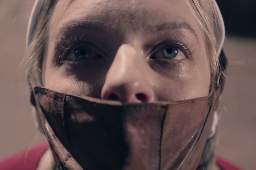 \"Историята на прислужницата\" (The Handmaid\'s Tale, Hulu)
Дата: 25 април 
Антиутопията по романа на Маргаре Атууд се завръща тази пролет, след триумфа си през миналата година. Първият трейлър беше обещаващ и сме спокойни - участието на Маргаре