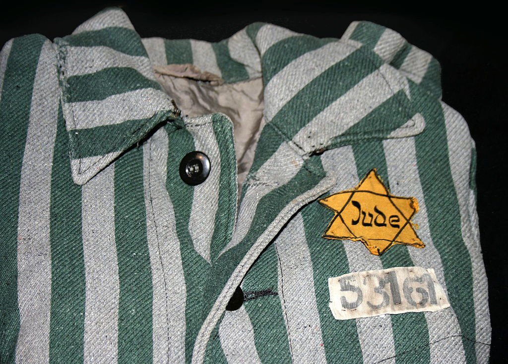 1024px-Auschwitz_outerwear_distinguish_yellow_Star_of_David