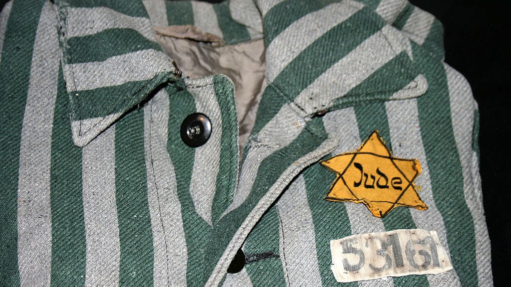 1024px-Auschwitz_outerwear_distinguish_yellow_Star_of_David