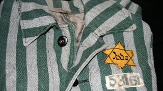 1024px-Auschwitz_outerwear_distinguish_yellow_Star_of_David