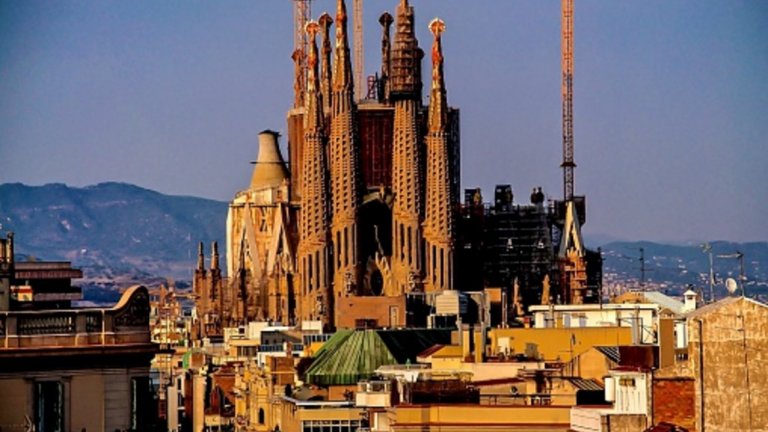 Строителството на сградата, която е архитектурен разказ за живота на Исус Христос, напредва бавно. По време на гражданската война в Испания изцяло спира като работата е подновена през 50-те години на миналия век. Продължава и до днес. През 2010 г. папа Бенедикт XVI освещава "Саграда Фамилия" и я обявява за базилика.