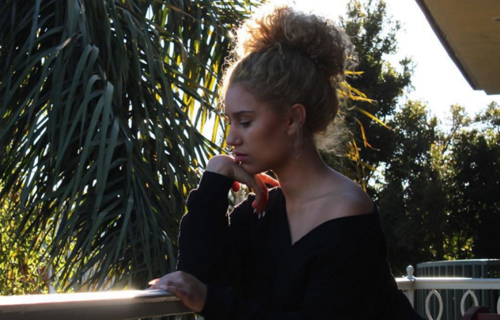 Самата тя е огромен фен на Drake, The Weeknd, Лорин Хил,  Нина Симон и Ела Фицджералд, за които казва, че са основно вдъхновение в музиката й.