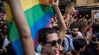 Оттам посочват, че съгласно българските закони еднаквият пол на лицата е пречка пред сключването на брак