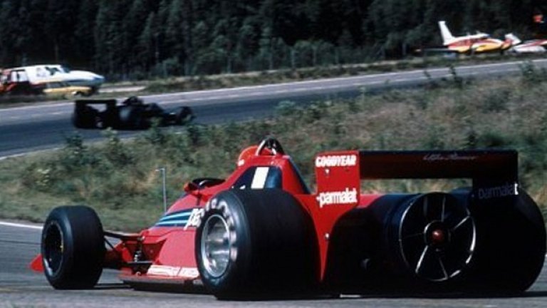 Brabham BT46 от 1978 година
Идеята да се разположи огромен вентилатор под задното крило е еволюция на решение, използвано в Щатите през 60-те години – ролята на огромната перка е да издърпва въздуха под пода на колата и тя отново да седи като залепена. В този си вариант BT46 изкарва едно състезание, след това вентилаторът е забранен.