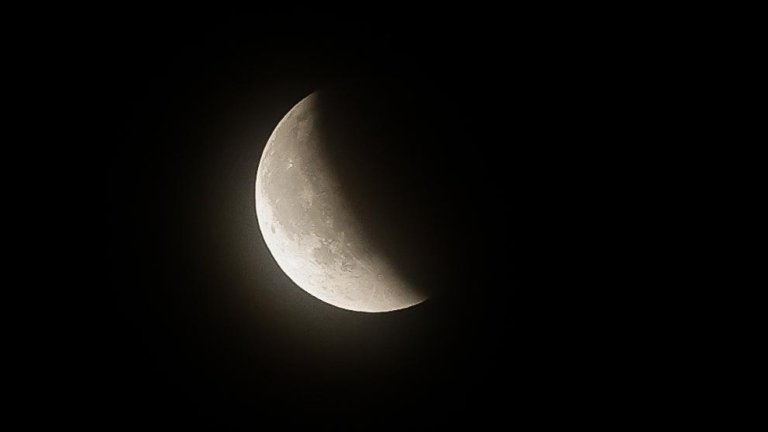 Пълно лунно затъмнение над България (снимки)