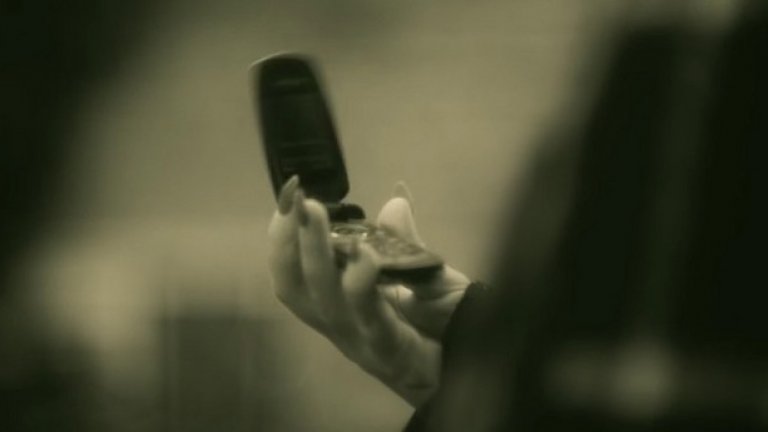 Ретро телефонът с капаче (flip-phone) в ръцете на Адел се превърна в един от най-обсъжданите въпроси около новия й клип 