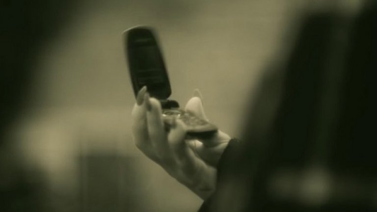 Ретро телефонът с капаче (flip-phone) в ръцете на Адел се превърна в един от най-обсъжданите въпроси около новия й клип