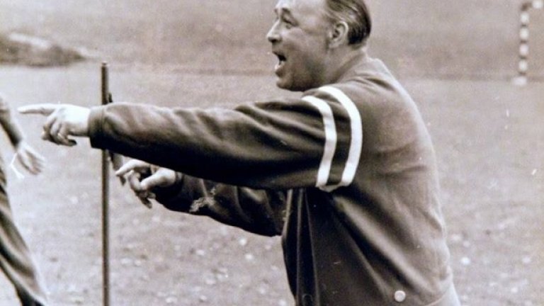 2. Швейцарският катинар
След войната осиромашалият швейцарски футбол не успява да прати свой отбор на олимпиадата в Антверпен през 1920 г., но осигурява средства за игрите в Париж през 1924 г. Никой не вярва, че отборът на британските треньори Теди Дикуърт и Джими Хоугън може да постигне нещо, и затова са закупени влакови билети само за престой от 10 дни. Смелите швейцарци обаче постигат четири победи и се класират чак до финала, където губят от най-силния в света тим на Уругвай с 0:3. Сребърните медали са достатъчно основание за швейцарците са се провъзгласят за неофициални европейски шампиони.
През 1937 г. националният тим е поет от австриеца Карл Рапан, който ще го води с известни прекъсвания в следващите 27 години. Именно Рапан изобретява защитната схема „швейцарски катинар”. На световното през 1938 г. неговите храбреци изиграват един изключителен мач срещу Германската империя, в чийто тим са най-силните играчи от полуфиналистите на предишния мондиал – Германия и анексираната Австрия. Империята повежда с 2:0, но накрая победители са хората на Карл Рапан с 4:2. През Втората световна война Швейцария пази неутралитет, което не пречи да бие Германия с 2:1 на 20 април 1941 г. в мач, организиран в Берн по случай рождения ден на Адолф Хитлер.