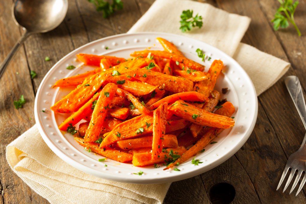 Моркови с медЕто това мезе става буквално за минутки и е подходящо и за вегетарианци. Нарежете млади и по-крехки моркови на пръчици и подредете в леко намазнена тава или използвайте наистина малки цели морковчета и само ги измийте старателно. Залейте със зехтин и зелении по избор и с щедро количество мед. 

Печете за 5-10 минути на добре загрята фурна до карамелизиране и сервирайте. По желание можете да експериментирате с подправките – лют червен пипер, люти чушки, кориандър, лимонови корички.