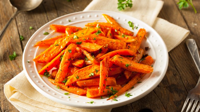 Моркови с медЕто това мезе става буквално за минутки и е подходящо и за вегетарианци. Нарежете млади и по-крехки моркови на пръчици и подредете в леко намазнена тава или използвайте наистина малки цели морковчета и само ги измийте старателно. Залейте със зехтин и зелении по избор и с щедро количество мед. 

Печете за 5-10 минути на добре загрята фурна до карамелизиране и сервирайте. По желание можете да експериментирате с подправките – лют червен пипер, люти чушки, кориандър, лимонови корички.