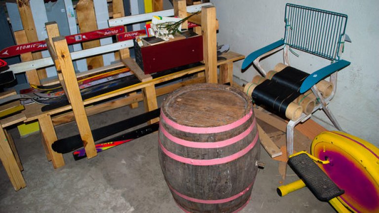 Пейки от палети и ски, бъчва за маса и стол с облегалка от хладилник