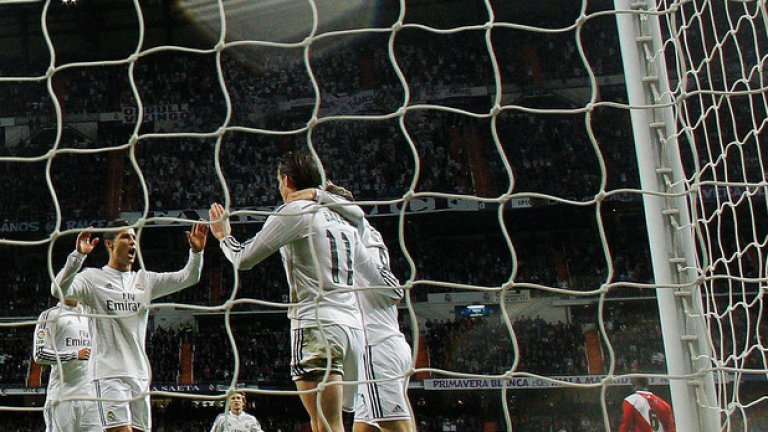 Обичайна гледка от мачовете на Реал - топката е във вратата на съперника. 