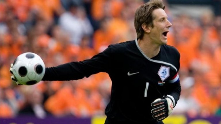 Едвин ван дер Сар (Холандия, Манчестър Юнайтед) - 1311 минути (2009)