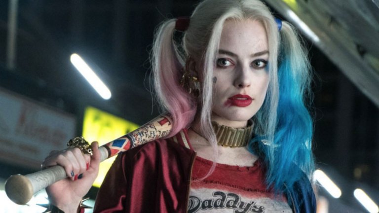 Харли Куин (Suicide Squad)
Харли Куин е алтер-егото на психиатъра д-р Харлийн Куинзел. Докато се опитва да "излекува" Жокера, тя сама става жертва на неговите манипулации - влюбва се в него буквално до лудост. Вдетинената и агресивна Харли е изиграна така чаровно и едновременно с това предизвикателно от Марго Роби, че се превърна в може би най-имитирания женски персонажи за Хелоуин. В "Отряд самоубийци" тя е по-скоро анти-герой, но както сама посочва "Ние сме лошите".
