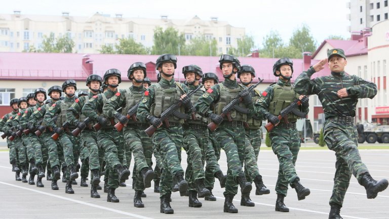 3. Китай

На служба в китайската армия са зачислени 3 712 500 души, от които 2 260 000 са на активна служба. Тя разполага с общо 2955 самолета и вертолета, като 1271 са изтребители, 1385 щурмоваци, 782 транспортни самолета, 352 тренировъчни самолета, 912 хеликоптера, от които 206 са бойни. Сухопътните сили на Китай включват 6457 танка, 4788 бронирани бойни машини, 1710 самоходни артилерийски установки, 6246 оръдия и 1770 ракетни установки. Военноморските сили на Китай включват общо 714 кораба, като в тях се включват 1 самолетоносач, 51 фрегати, 35 разрушители, 35 корвети, 63 подводници, 220 патрулни кораба и 31 миночистачи. Бюджетът за отбрана на Китай възлиза на 161 700 000 000 долара.