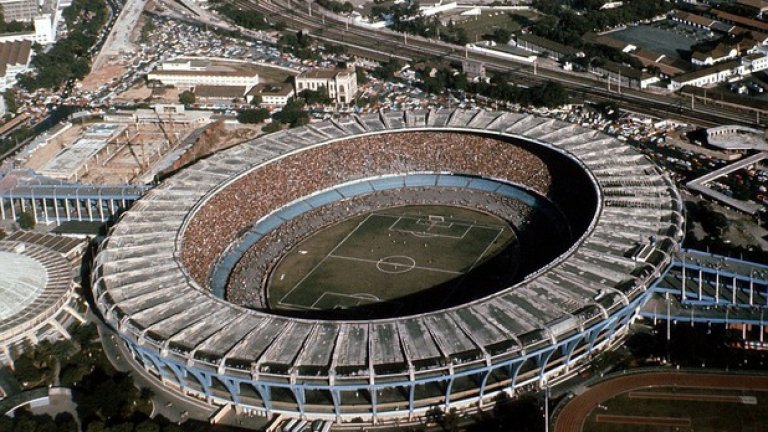"Маракана" по време на приятелския мач между Бразилия и Чехословакия през 1975-а. Рекордът на митичния стадион е 199,850 на финала на световното през 1950 г. между Бразилия и Уругвай.