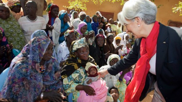 Ниамей, Нигер, управляващият директор на Международния валутен фонд Кристин Лагард поздравява местните селяни