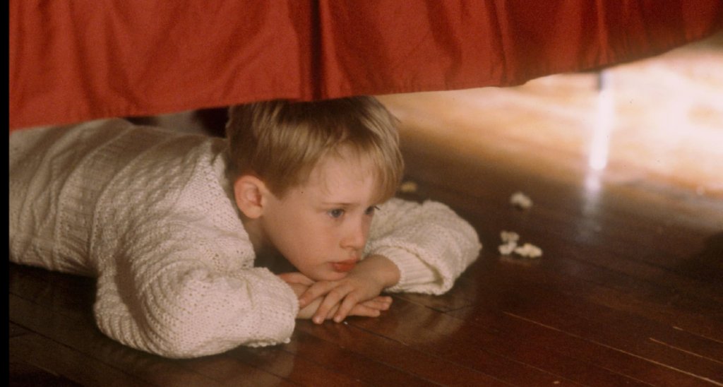 “Сам вкъщи”
Колкото и забавна да е коледната комедия с Маколи Кълкин, в нея има много моменти, които не се подчиняват на законите на физиката и логиката. Най-очевидни са капаните на Кевин, който в действителност биха убили и обезобразили двамата крадци. Но по-наблюдателните зрители забелязват и друг съществен пропуск в сценария.
Телефонът на семейство Макалистър не работи, след като клон пада и къса жиците малко преди заминаването им. Затова майката на Кевин не може да се свърже с него. Но въпреки това малкото момче без проблем си поръчва пица със сирене по телефона в първата си вечер сам.