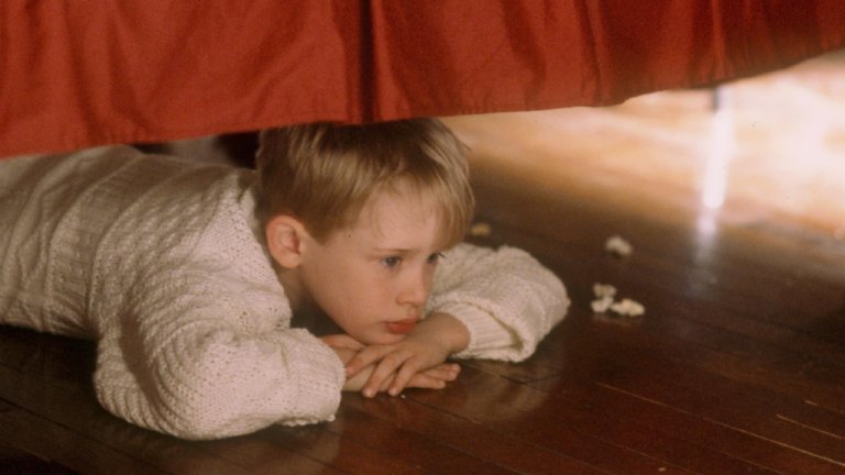 “Сам вкъщи”
Колкото и забавна да е коледната комедия с Маколи Кълкин, в нея има много моменти, които не се подчиняват на законите на физиката и логиката. Най-очевидни са капаните на Кевин, който в действителност биха убили и обезобразили двамата крадци. Но по-наблюдателните зрители забелязват и друг съществен пропуск в сценария.
Телефонът на семейство Макалистър не работи, след като клон пада и къса жиците малко преди заминаването им. Затова майката на Кевин не може да се свърже с него. Но въпреки това малкото момче без проблем си поръчва пица със сирене по телефона в първата си вечер сам.