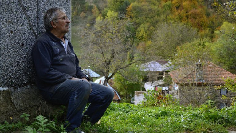 Недко Кокаров. 70-годишният пенсионер е човек с голямо сърце и сладкодумен разказвач, който живописно рисува с думи родопското ежедневие