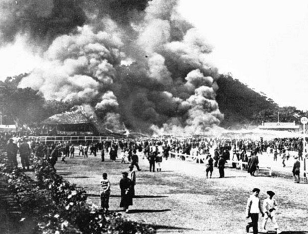26 февруари 1918 година Най-голямата трагедия в света на спорта. По време на конно състезание в Хонг Конг загиват най-малко 590 души след срутване на една от терасите на колодрума, която пада точно върху една от кухните, което предизвиква огромен пожар. През 1995-а колодрумът е възстановен и „Хепи Вали Ризорс“ в момента разполага с 55 000 места. Конните залози са изключително разпространени в Хонг Конг, като само за един ден на това конно съоръжение могат да достигнат до 100 милиона долара.