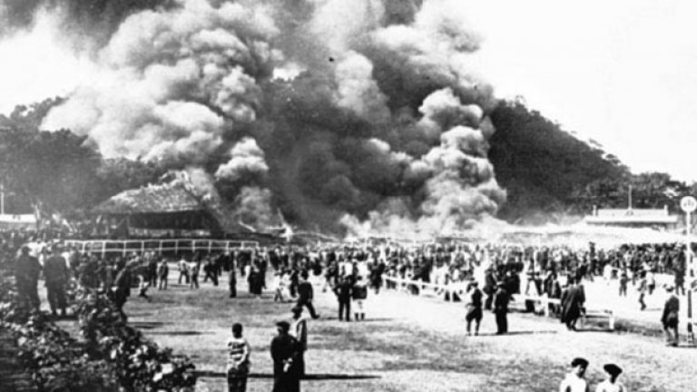 26 февруари 1918 година Най-голямата трагедия в света на спорта. По време на конно състезание в Хонг Конг загиват най-малко 590 души след срутване на една от терасите на колодрума, която пада точно върху една от кухните, което предизвиква огромен пожар. През 1995-а колодрумът е възстановен и „Хепи Вали Ризорс“ в момента разполага с 55 000 места. Конните залози са изключително разпространени в Хонг Конг, като само за един ден на това конно съоръжение могат да достигнат до 100 милиона долара.