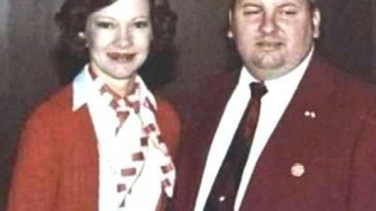 Клоунът убиец

Джон Уейн Гейси-младши е сериен убиец и изнасилвач. Жертвите му са най-малко 33 момчета в тийнейджърска възраст, които той насилва и убива в периода 1972-1978 г. Гейси е чудовище, което заравя телата на жертвите в собствения си дом или ги захвърля в реката. За престъпленията си е екзекутиран през май 1994 г.

Публичният образ на Гейси е много по-различен от неговата мрачна същност. Той е женен мъж, когото съседите му мислят за отзичвчив. Активен е в местната общност. Освен това влиза в клуб, чиито членове се маскират като клоуни и се появяват на различни благотворителни мероприятия – от събития за събиране на средства до посещения на болни деца в лечебни заведения. 

Гейси създава своите образи – клоунът Пого и клоунът Пачъс. Сам изработва костюмите си и се научава да си слага грим. От това му странично хоби по-късно се появява и прякорът Клоунът убиец.