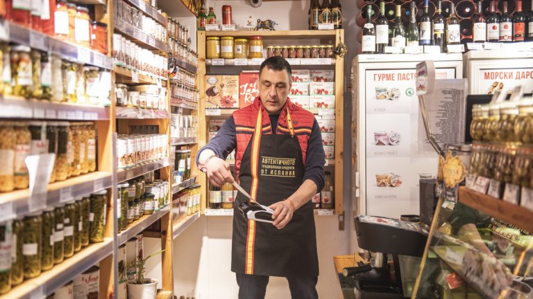 "Автентичното" е разположено на много удобна позиция - на улица „Любен Каравелов", в участъка между „Граф Игнатиев" и „Гурко".