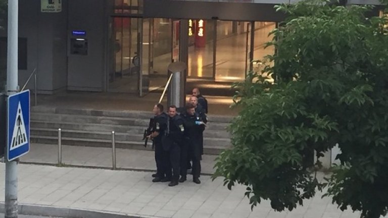 Поне няколко са загинали и десетина са ранени при стрелба в района на мол "Олимпия" в Мюнхен