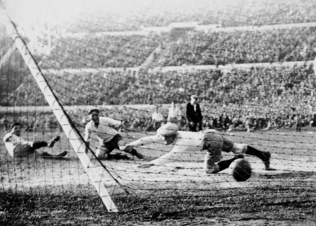 1930 г. Финал Уругвай - Аржентина 4:2.
Педро Сеа изравнява за уругвайците - 2:2, след което домакините стигат и до победата в първия в историята Мондиал.