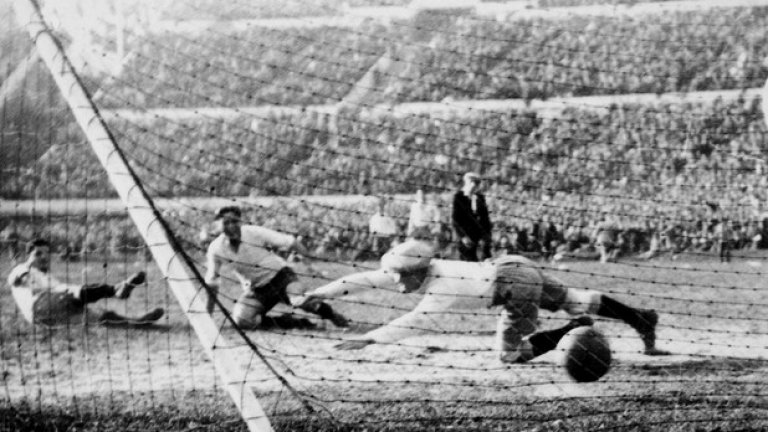 1930 г. Финал Уругвай - Аржентина 4:2.
Педро Сеа изравнява за уругвайците - 2:2, след което домакините стигат и до победата в първия в историята Мондиал.