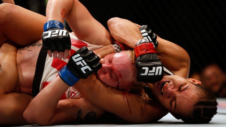 Но е добра и на земята. Любимият й ключ е Rear naked choke.